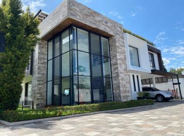 Casa · 600m² · 4 Habitaciones · 3 Estacionamientos · Casa en Tumbaco Cerca de Hilacril – 4hab. y Jardín | Real Estate Quito
