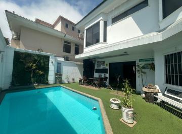 Casa · 250m² · 4 Habitaciones · 2 Estacionamientos · Casa en Venta Super Espaciosa, Iluminada y con Piscina Dentro de Urb. Olivos 1, Los Ceibos