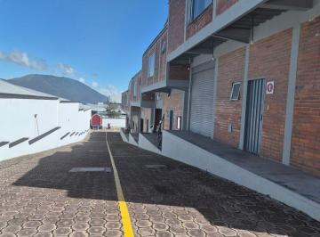 Bodega-Galpón · 400m² · 4 Estacionamientos · Arriendo Oficinas Más Bodega Norte de Quito - Cristiania - Carcelen