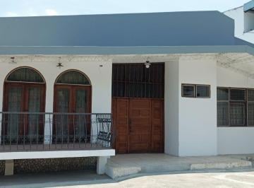 Casa · 644m² · 5 Habitaciones · 5 Estacionamientos · Casa en Renta en Portoviejo