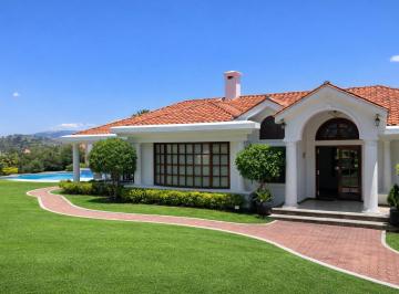 Casa · 450m² · 4 Habitaciones · 7 Estacionamientos · Casa con Piscina en Venta Cumbayá 2.000 m² Terreno Quito Ecuador