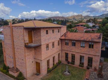 Casa · 305m² · 4 Habitaciones · 6 Estacionamientos · Casa en Venta en Challuabamba