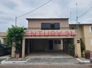 Casa · 130m² · 4 Habitaciones · 1 Estacionamiento · Se Vende Casa en Urbanización Valle Alto Mab. V