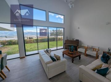 Casa · 271m² · 3 Habitaciones · 4 Estacionamientos · Oportunidad! Venta Espectacular Casa 3 Dorm. Amplio Jardín, Urbanización Nayón