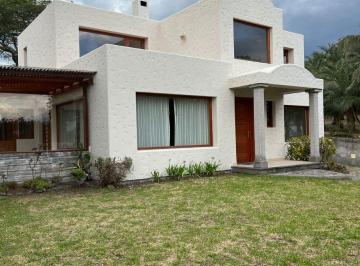 Casa de 3 habitaciones, Quito · Casa con 299 m² de Construcción en Alquiler en Puembo