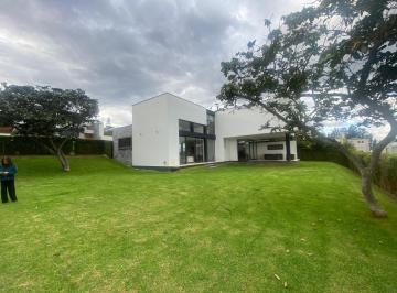Casa · 271m² · 3 Habitaciones · 3 Estacionamientos · Hermosa Casa de Venta en Nayón, Segura, Moderna, No Adosada, Amplio Jardín Pr