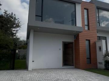 Casa · 116m² · 3 Habitaciones · 2 Estacionamientos · Casa Esquinera de Venta Dentro de Urbanización en Tumbaco