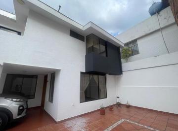 Casa · 190m² · 4 Habitaciones · 2 Estacionamientos · Vendo Casa de 4 Habitaciones en Conjunto Familiar - Tumbaco - *mm*