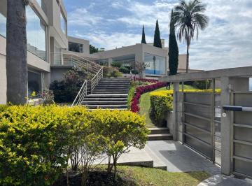 Casa · 1298m² · 5 Habitaciones · 5 Estacionamientos · Cumbaya Casa de Venta en Urbanizacion Privada