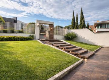 Casa · 633m² · 4 Habitaciones · 6 Estacionamientos · Casa Sin Amoblar en Renta en Cumbayá Cerca de Rancho San Francisco
