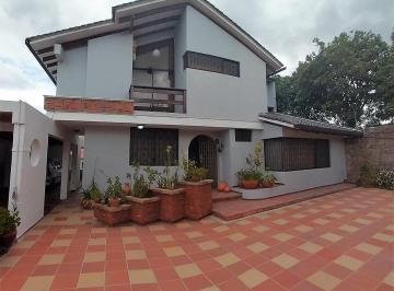 Casa · 502m² · 4 Habitaciones · 8 Estacionamientos · Se Vende Casa en La Mitad del Mundo con Amplio Terreno