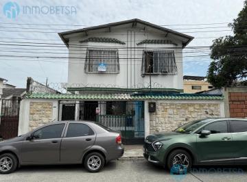 Casa · 170m² · 4 Habitaciones · 2 Estacionamientos · Casa en Venta de 4 Habitaciones Parcialmente Remodelada en Bellavista