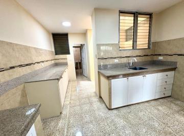 Departamento de 3 habitaciones, Guayaquil · Urdesa Central. en Venta Departamento Remodelado, 3 Dorm., Garaje