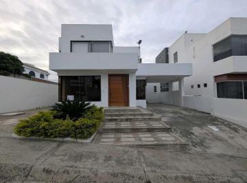 Casa · 251ha · 4 Habitaciones · 2 Estacionamientos · Casa en Alquiler Amoblada