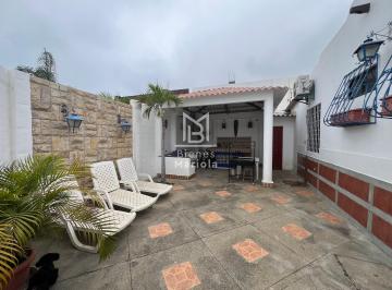 Casa de 3 habitaciones, Salinas · Se Vende Casa Remodelada en Urbanización Cerca del Colegio Jefferson