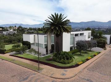 Casa · 604m² · 4 Habitaciones · 6 Estacionamientos · Casa de Venta Ubicada Dentro de La Más Exclusiva y Segura Urbanización en Cumbayá
