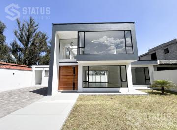 Casa · 230m² · 3 Habitaciones · 4 Estacionamientos · Venta de Casa con Dormitorio en Planta Baja en Urbanización - Capelo
