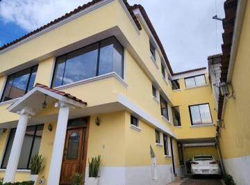 Casa · 303m² · 3 Habitaciones · 3 Estacionamientos · Vendo Amplia Casa en Marianitas a Minutos del Parque