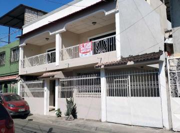 Casa · 578m² · 6 Habitaciones · 2 Estacionamientos · Se Vende Casa Rentera en Las Orquideas