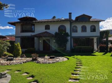 Casa · 600m² · 4 Habitaciones · 8 Estacionamientos · Cumbayá - Auqui Chico, Precio de Regalo, Casa en Venta de 450 m²