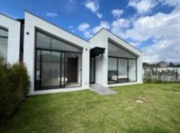Casa · 133m² · 3 Habitaciones · 2 Estacionamientos · Mv - Tumbaco en Venta Casa de Una Sola Planta 3d, 133.65 m² con Jardin Amplio