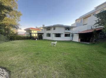 Casa · 750m² · 5 Habitaciones · 4 Estacionamientos · Casa de Venta Vía Nayon en Conjunto Privadfo