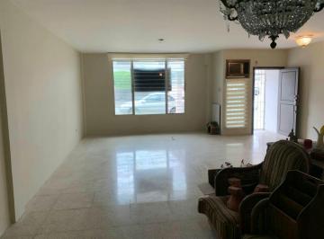 Departamento de 3 habitaciones, Guayaquil · Departamento Planta Baja con 3 Habitaciones en Venta en Urdesa