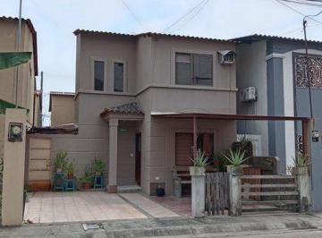 Casa · 145m² · 3 Habitaciones · 2 Estacionamientos · Se Vende Casa en Urbanizacion La Joya