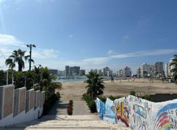 Casa de 5 habitaciones, Salinas · Oportunidad Casa Esquinera Frente a La Playa de Chipipe con Financiamiento