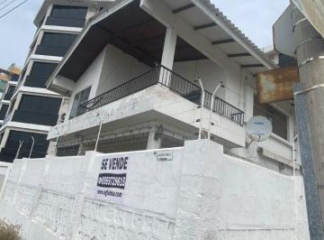 Casa de 5 habitaciones, Salinas · Oportunidad Casa Esquinera Frente a La Playa de Chipipe con Financiamiento
