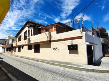 Casa de 7 habitaciones, Quito · En Venta Casa Rentera Sector Martha Bucaram de Roldos 3 Departamentos