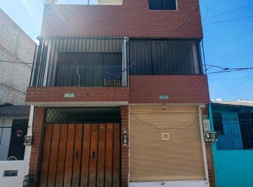 Casa · 229m² · 5 Habitaciones · 2 Estacionamientos · En Venta Casa de 3 Pisos con Local Comercial en Carapungo