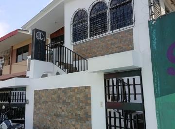 Casa de 6 habitaciones, Guayaquil · Vendo Casa Rentera de Dos Pisos en Urdesa Central