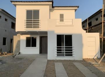 Fachada · Casa en Venta en Urb. Porton del Rio de Estreno con 4 Habitaciones