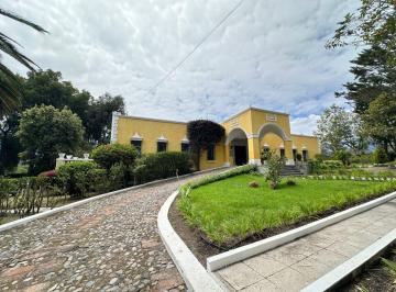 Casa de 3 habitaciones, Quito · En Venta Hermosa Propiedad Dentro de Urbanizacion La Viña Tumbaco con 5.260 m² de Terreno