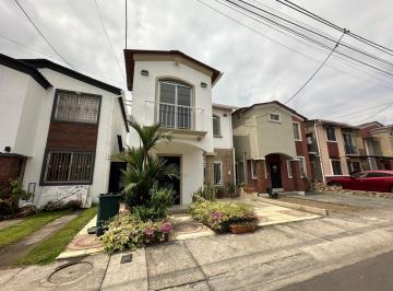 Casa · 100m² · 4 Habitaciones · 1 Estacionamiento · Casa en Venta de 4 Dorm., Libre de Hipoteca en Villa Italia Vana