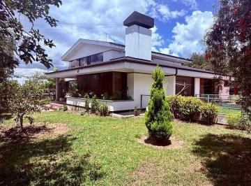 Hacienda-Quinta · 590m² · 6 Habitaciones · 7 Estacionamientos · Casa Quinta de Lujo en Tumbaco de Venta con Amplias Áreas Verdes