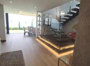 Casa · 262m² · 4 Habitaciones · 2 Estacionamientos · Casa en Venta de 4 Habitaciones, Dentro de Conjunto Exclusivo con Piscina en Tumbaco, Quito.