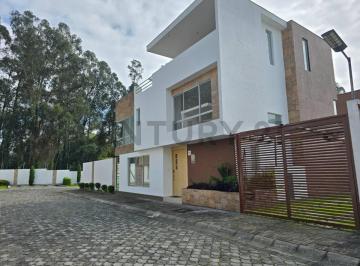 Casa · 290m² · 4 Habitaciones · 2 Estacionamientos · Casa de 4 Habitaciones en Venta – Villa Florida, Conocoto – 290 + 150 m²