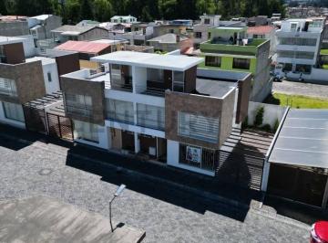 Casa · 220m² · 3 Habitaciones · 2 Estacionamientos · Tu Hogar Seguro en Conocoto Casa Moderna con Acabados de Primera en Villa Florid