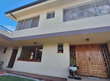 Casa de 4 habitaciones, Quito · Venta de Amplia Casa Remodelada con Jardín, Bbq y Dormitorio en Planta Baja – Valle de Los Chillos
