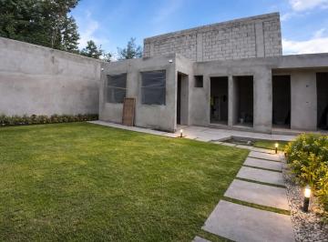 Casa de 3 habitaciones, Quito · 2 Parqueaderos Frente a Cada Casa + Salón Comunal