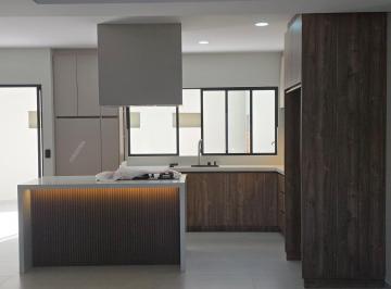 Casa de 3 habitaciones, Cuenca · Casa Independiente en Venta en Ucubamba Cuenca – 3 Pisos, 254 m², Vista Al Río