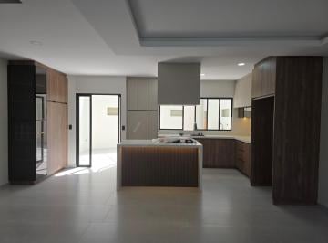 Casa de 3 habitaciones, Cuenca · Casa Independiente en Venta en Ucubamba Cuenca – 3 Pisos, 254 m², Vista Al Río