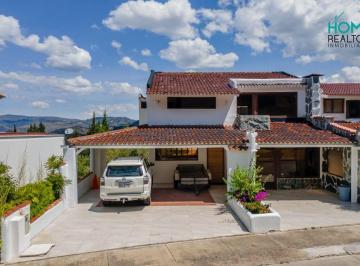 Casa de 3 habitaciones, Cuenca · Casa de Venta en Urbanización Colinas de Challuabamba – Challuabamba, Cuenca