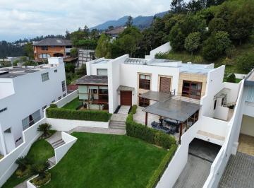 Casa · 400m² · 4 Habitaciones · 6 Estacionamientos · Casa de Venta Ubicada Dentro de La Urbanización Altos del Valle. Exclusividad, Seguridad