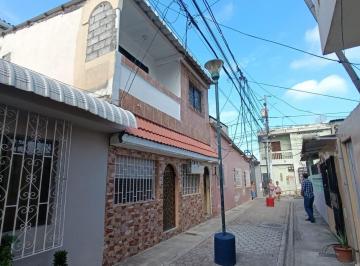 Casa · 182m² · 5 Habitaciones · 1 Estacionamiento · Casa Rentera en Venta Los Sauces 6 Norte de Guayaquil Ingp