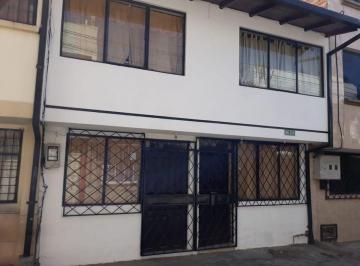 Casa de 4 habitaciones, Quito · Venta Casa de 2 Pisos en Calderon, Cerca Al Gran Aki