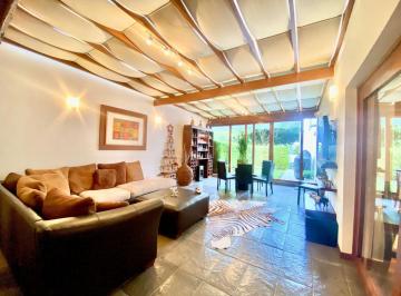 Casa · 344m² · 3 Habitaciones · 4 Estacionamientos · Casa de Venta en Nayón - Tanda