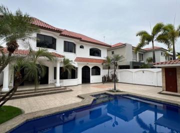 Casa de 4 habitaciones, Guayaquil · Entre Lagos, Km 7 Samborondón Se Alquila Cómoda Casa con Piscina.